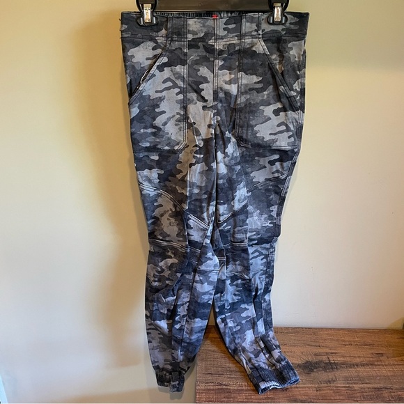 SPANX Camo joggers cargo Pants MED - Picture 2 of 8